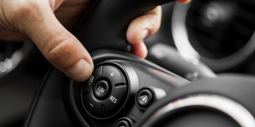 Cruise Control System giúp xe tự động duy trì tốc độ mà người lái cài đặt sẵn