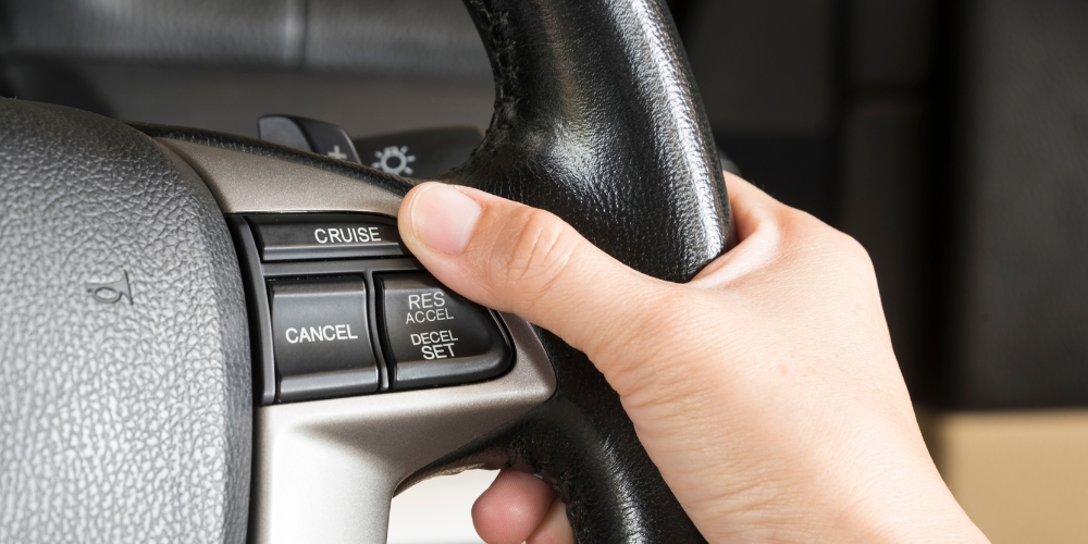 Nút điều khiển Cruise Control thường được bố trí trên vô lăng