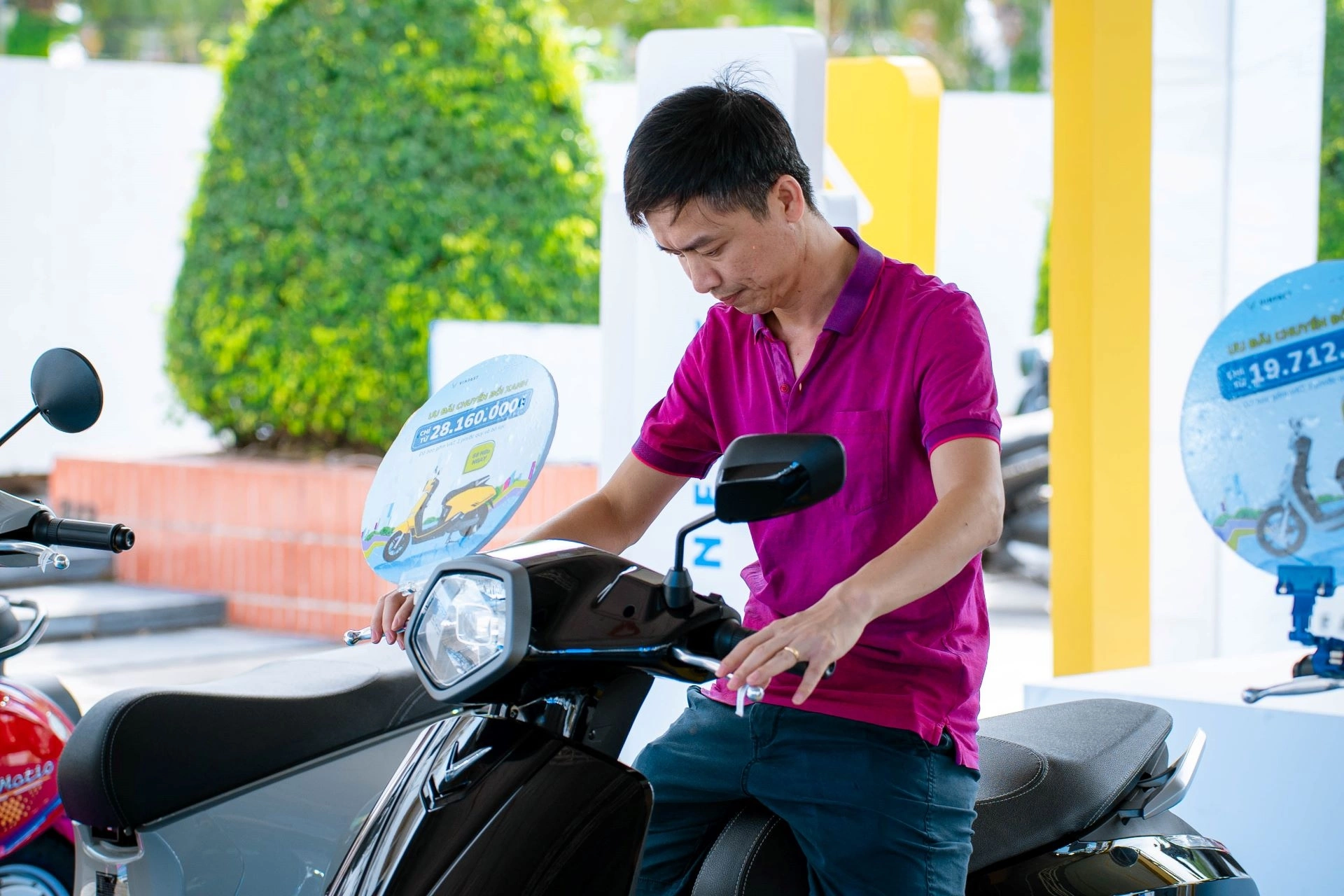 Một người dùng tham khảo xe máy điện VinFast tại sự kiện. Ảnh: Tuấn Vũ