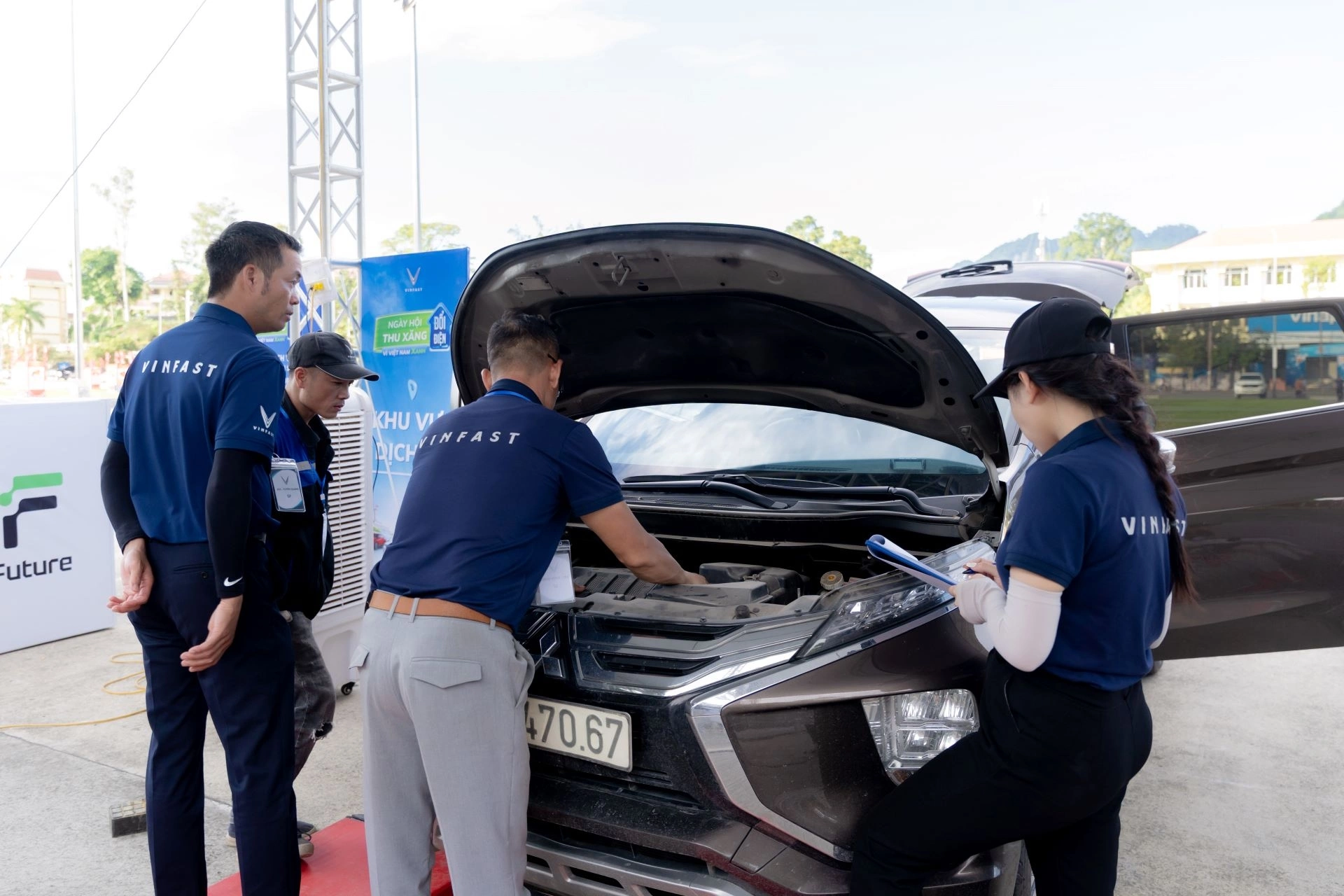 Chuyên gia VinFast và đối tác hỗ trợ định giá xe tại sự kiện. Ảnh: Tuấn Vũ