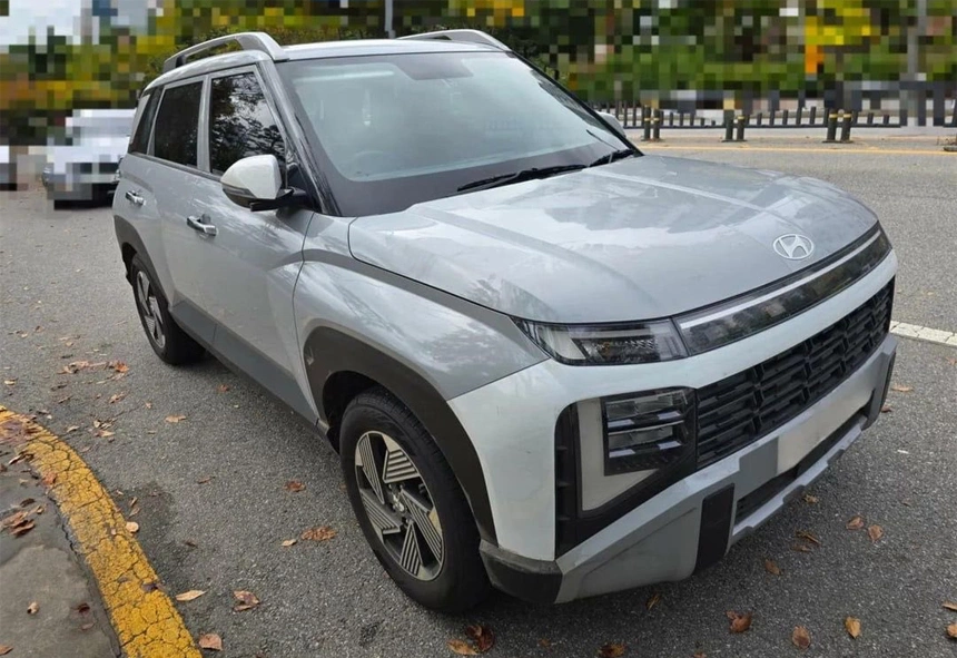 Hyundai Venue thế hệ mới trong một lần bị bắt gặp chạy thử mà không có lớp ngụy trang. Ảnh: Korean Car Blog