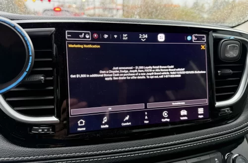 Quảng cáo tương tự xuất hiện trên xe Chrysler. Ảnh: X/TheNetGuyDotCom