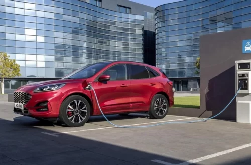 Mẫu Ford Kuga hybrid sạc điện. Ảnh: Ford