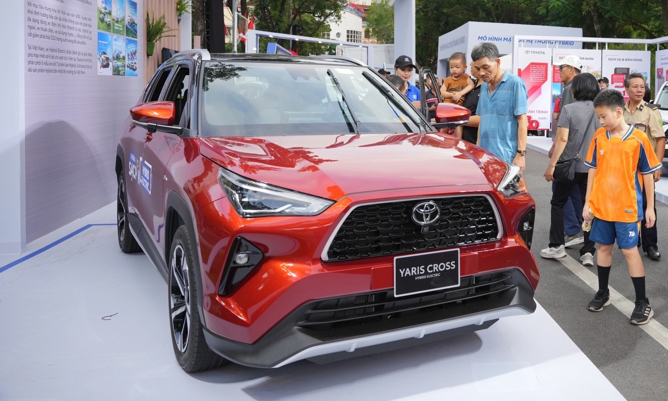 Khách hàng tìm hiểu mẫu Yaris Cross hybrid tại một sự kiện ở Hà Nội, tháng 9/2025. Ảnh: TMV