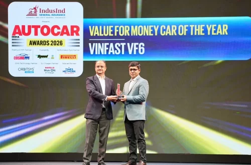 Ông Tapan Ghosh (phải), CEO VinFast Ấn Độ, nhận giải thưởng từ đại diện ban tổ chức Autocar India Awards 2026. Ảnh: VinFast Ấn Độ