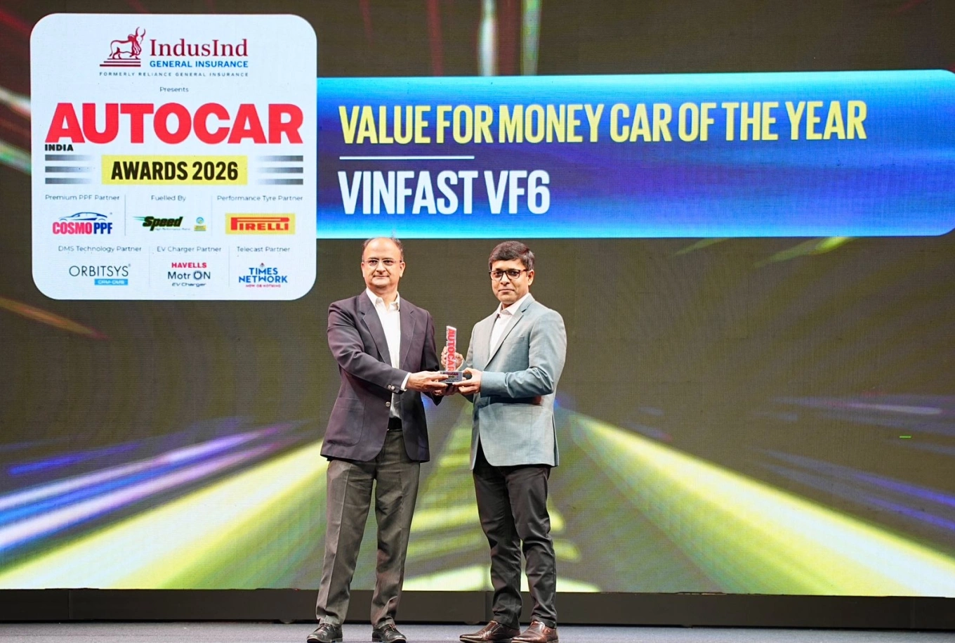 Ông Tapan Ghosh (phải), CEO VinFast Ấn Độ, nhận giải thưởng từ đại diện ban tổ chức Autocar India Awards 2026. Ảnh: VinFast Ấn Độ