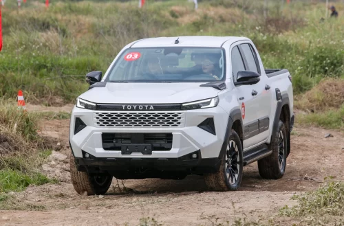 Hilux sánh vai cùng Triton, Ranger: Ngôi vương bán tải thuộc về ai?