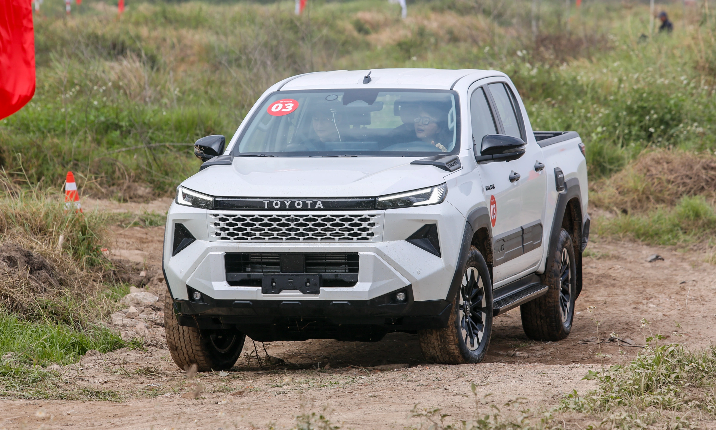 Hilux sánh vai cùng Triton, Ranger: Ngôi vương bán tải thuộc về ai?